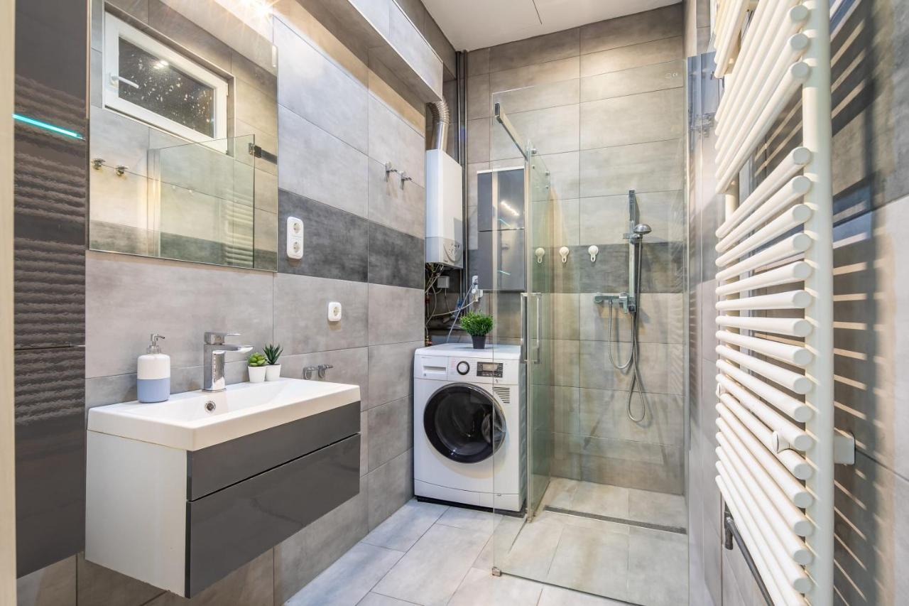 Cozy & Central Apartment With 2-Bedroom Budapeste Exterior foto
