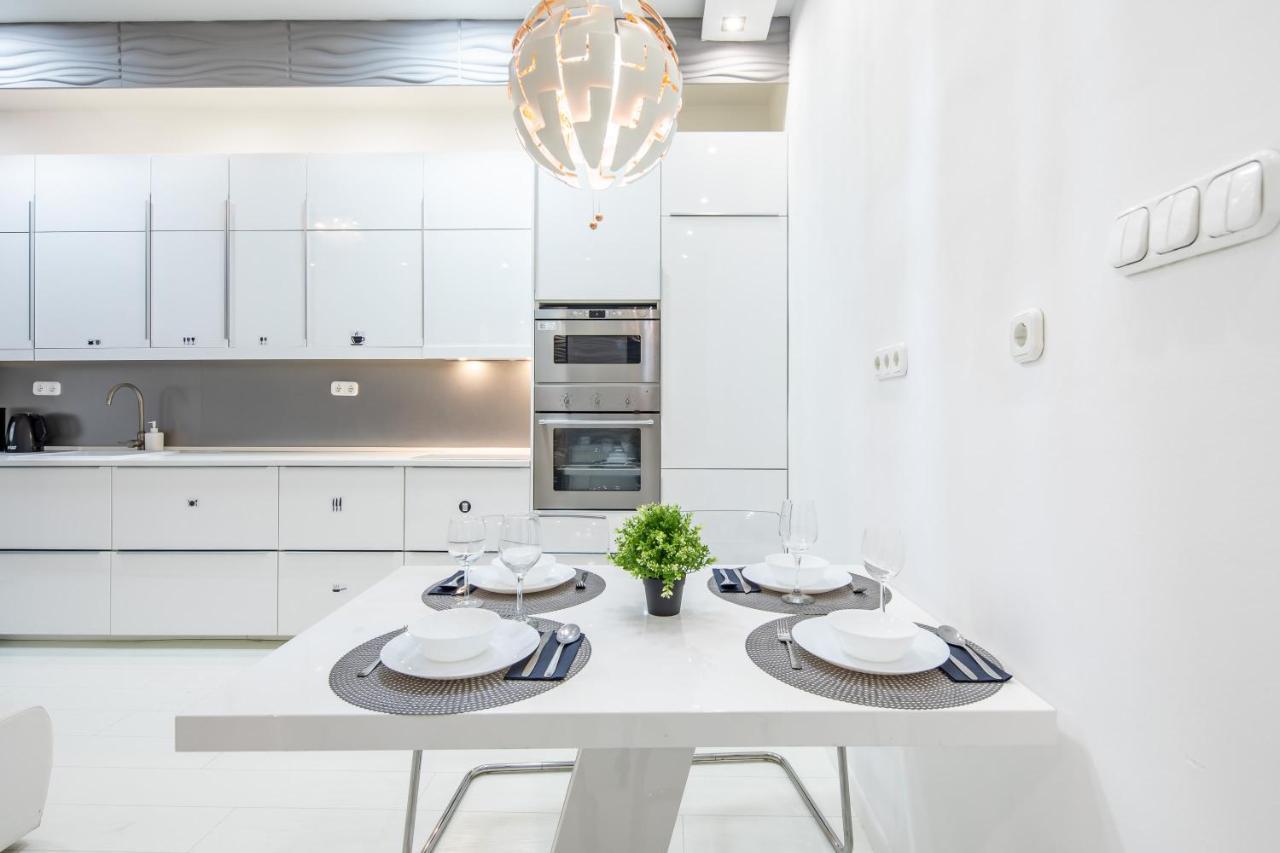 Cozy & Central Apartment With 2-Bedroom Budapeste Exterior foto